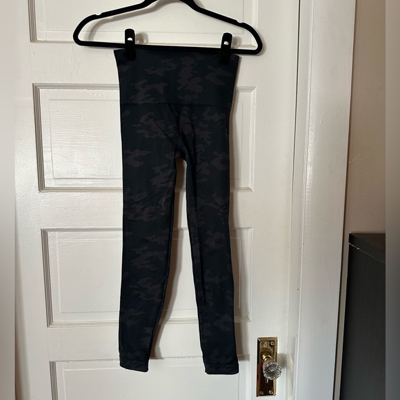 Spanx Look At Me Now Seamless Camo Leggings - Picture 8 of 8
